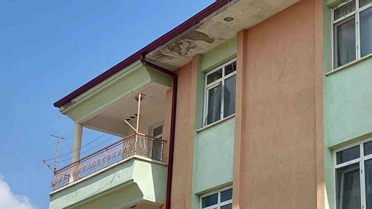 Karaman'da 3 yaşındaki çocuk üçüncü kattan düşerek yaralandı