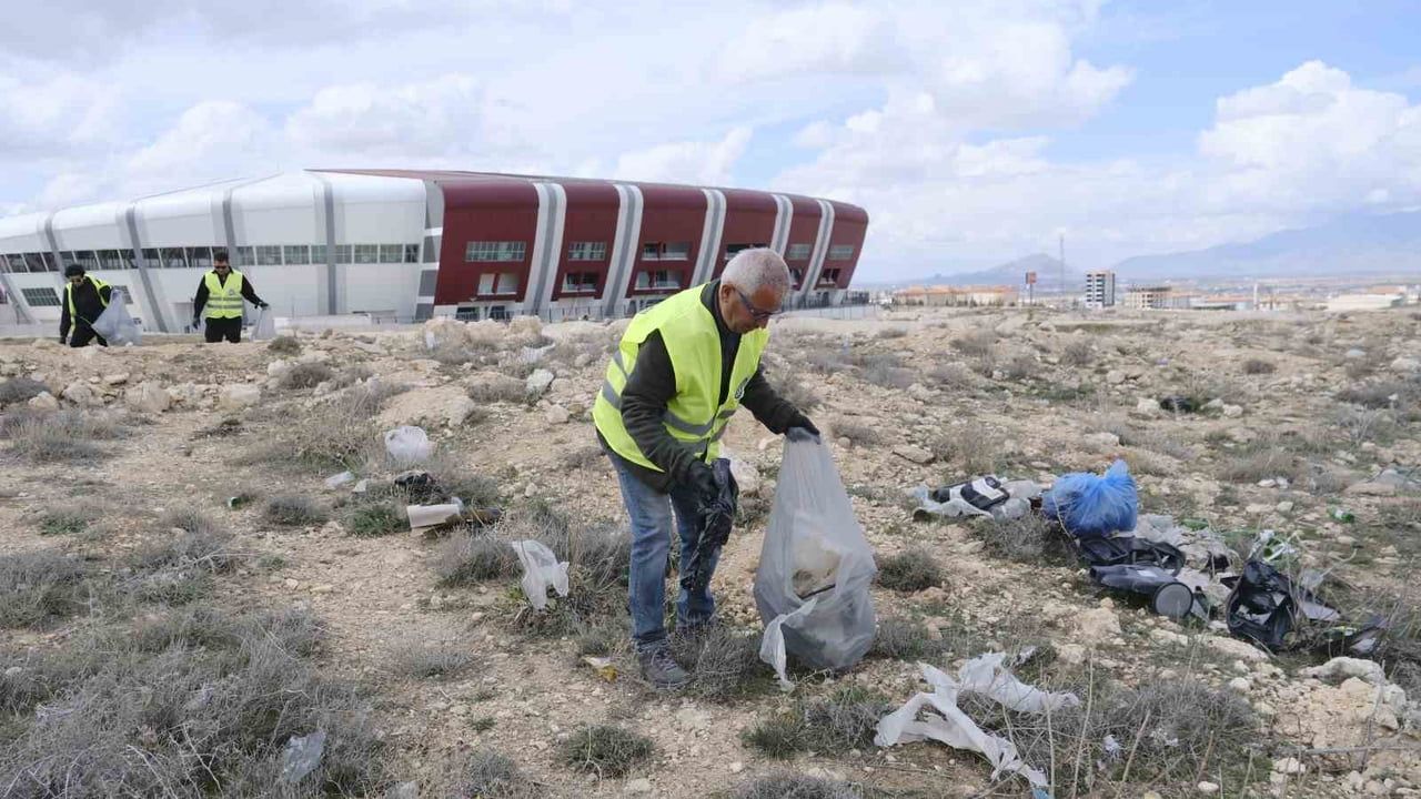 Karaman'da 'Bugün temizle, yarın nefes al' etkinliği: 300 dönümlük alandan 5 dakikada 200 kilo çöp toplandı