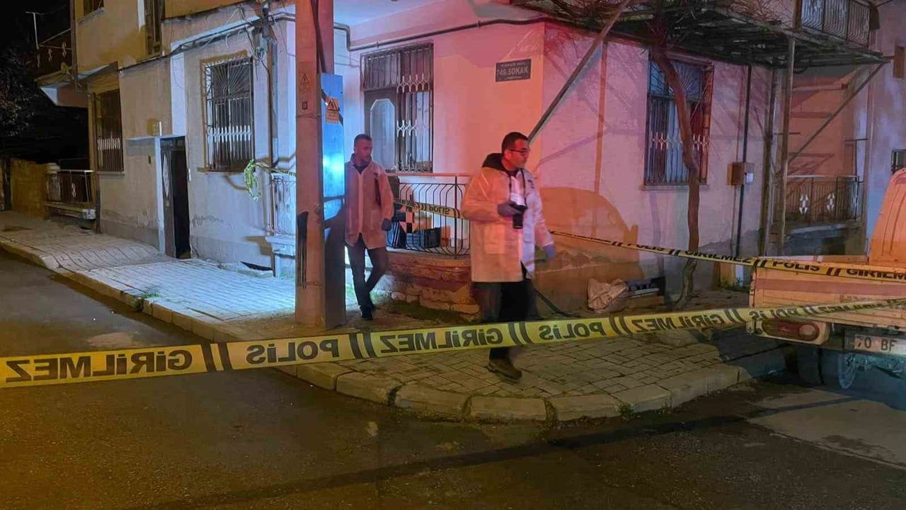 Karaman'da gece tüfekle rastgele ateş açıldı; saçmalar araç ve binaya isabet etti