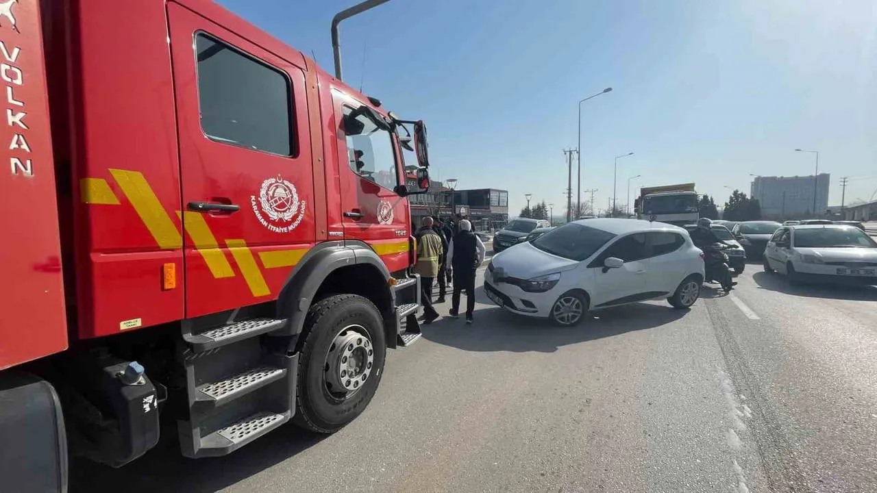 Karaman'da İki Otomobil Çarpıştı: Bir Araç Diğerinin Üzerine Çıktı, Yaralanma Yok