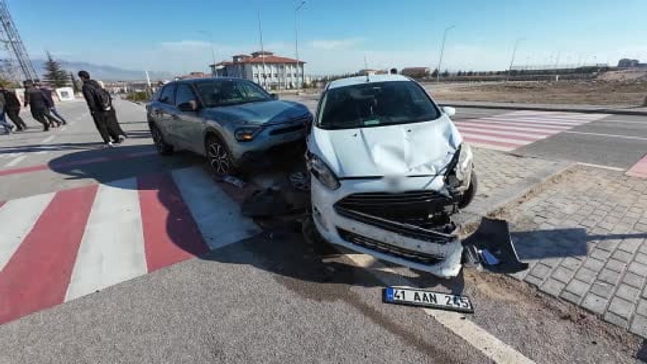 Karaman'da İki Otomobil Çarpıştı: Yaralanma Yok, Araçlarda Ağır Hasar