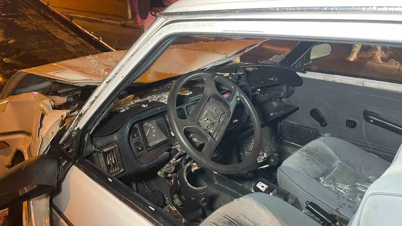 Karaman'da ışıklarda bekleyen hafif ticari araca arkadan çarpan otomobil: 1 yaralı