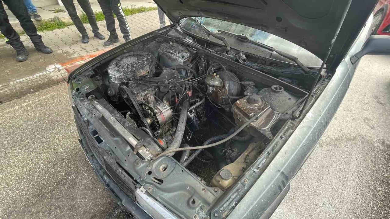 Karaman'da ışıklarda yanan otomobile esnaf hortumla müdahale etti