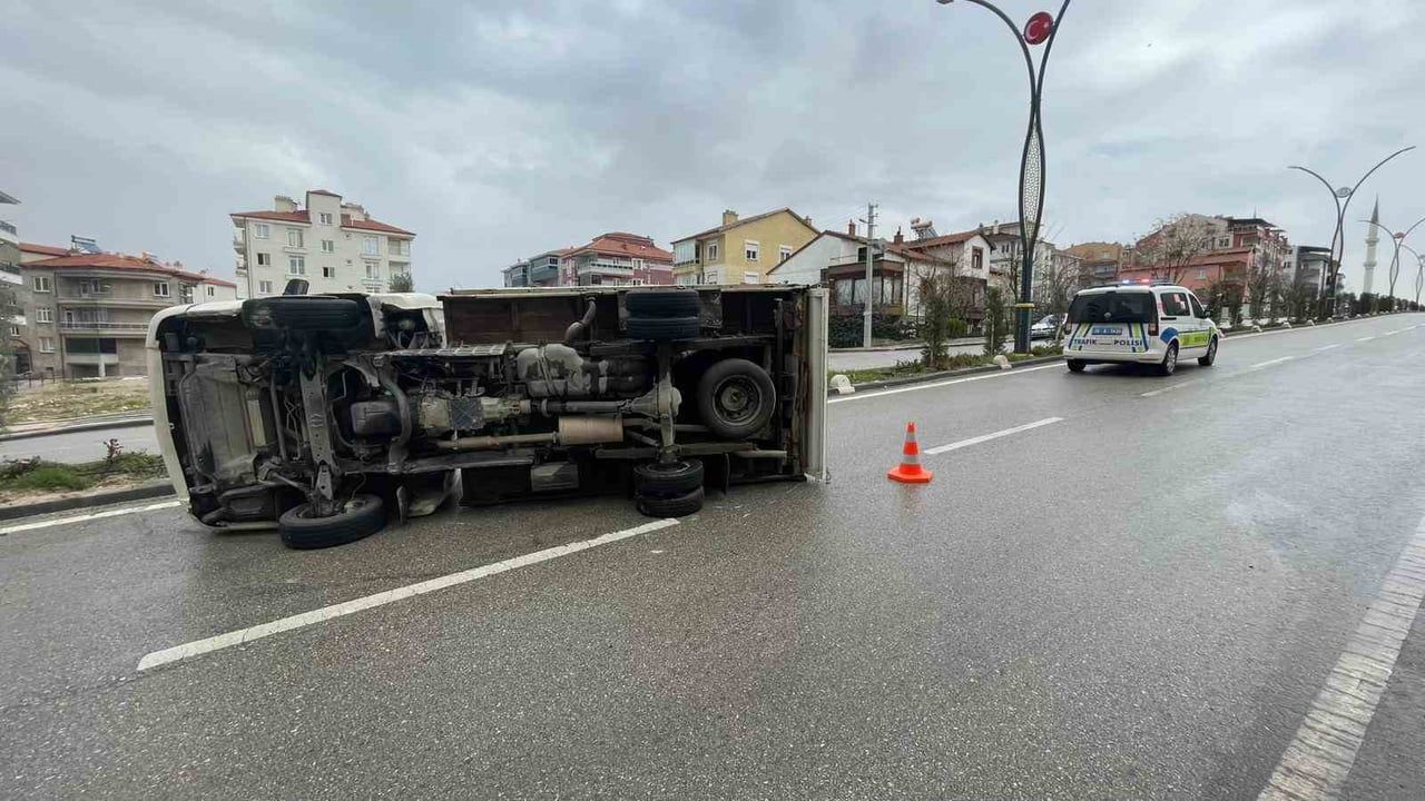 Karaman'da kamyonet refüje çarparak devrildi: 2 kişi yaralandı