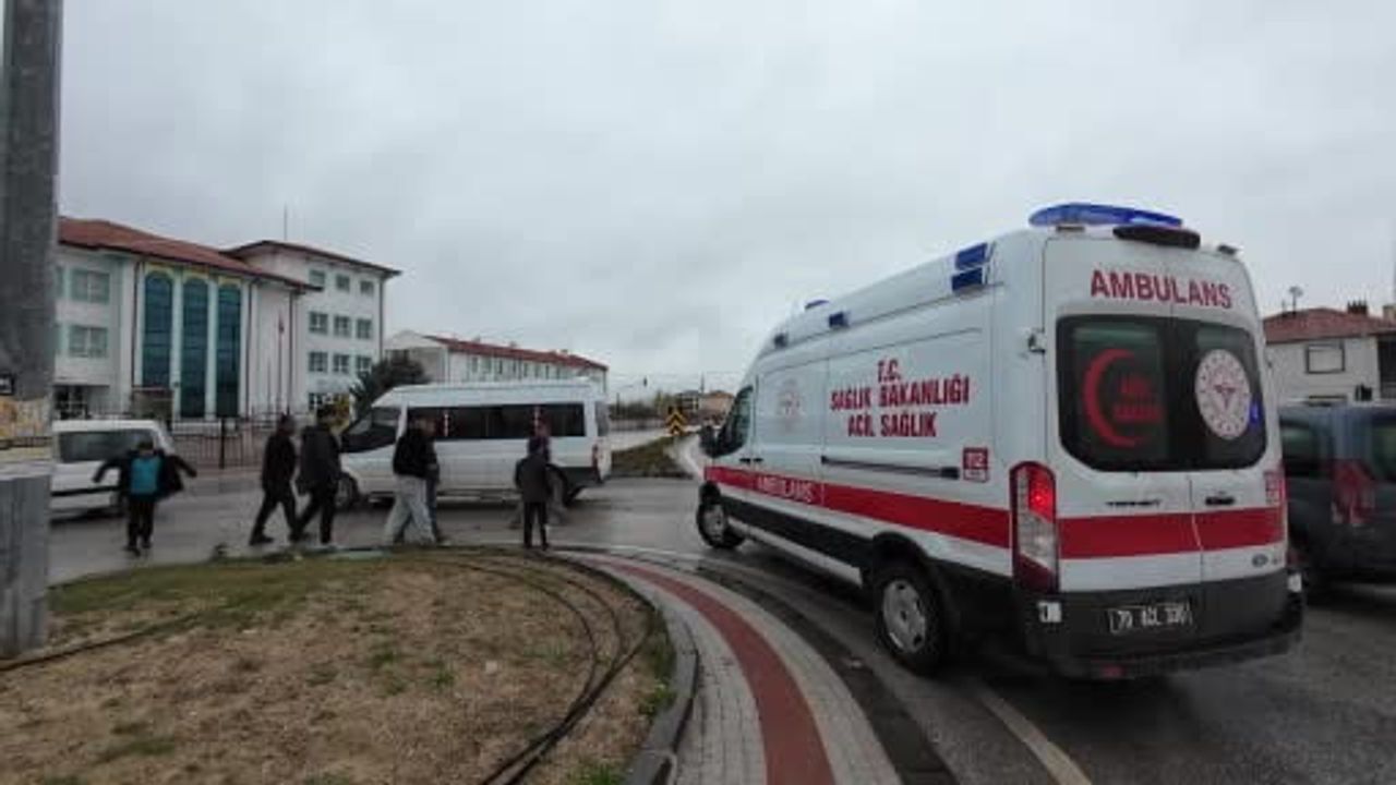 Karaman'da kavşakta minibüsle motosiklet çarpıştı: 1 yaralı