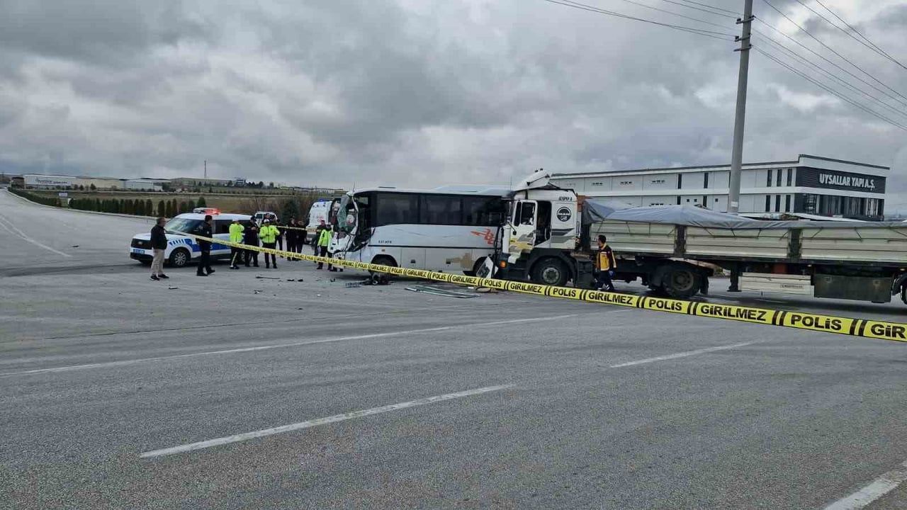Karaman'da kavşakta servis midibüsü ile tır çarpıştı: 12 kişi yaralandı