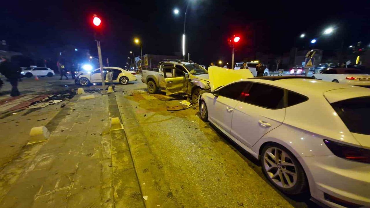 Karaman'da kavşakta zincirleme kaza: Otomobil ile pikap çarpıştı, 6 yaralı