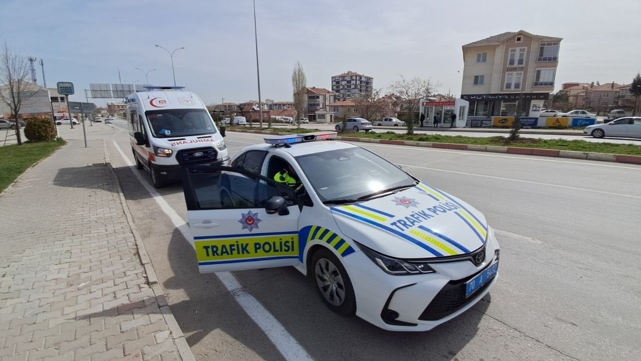 Karaman'da motosiklet park halindeki otomobile çarptı: Sürücü yaralandı