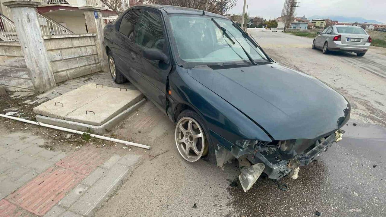 Karaman'da otomobil kaldırımdaki trafik levhasına çarptı