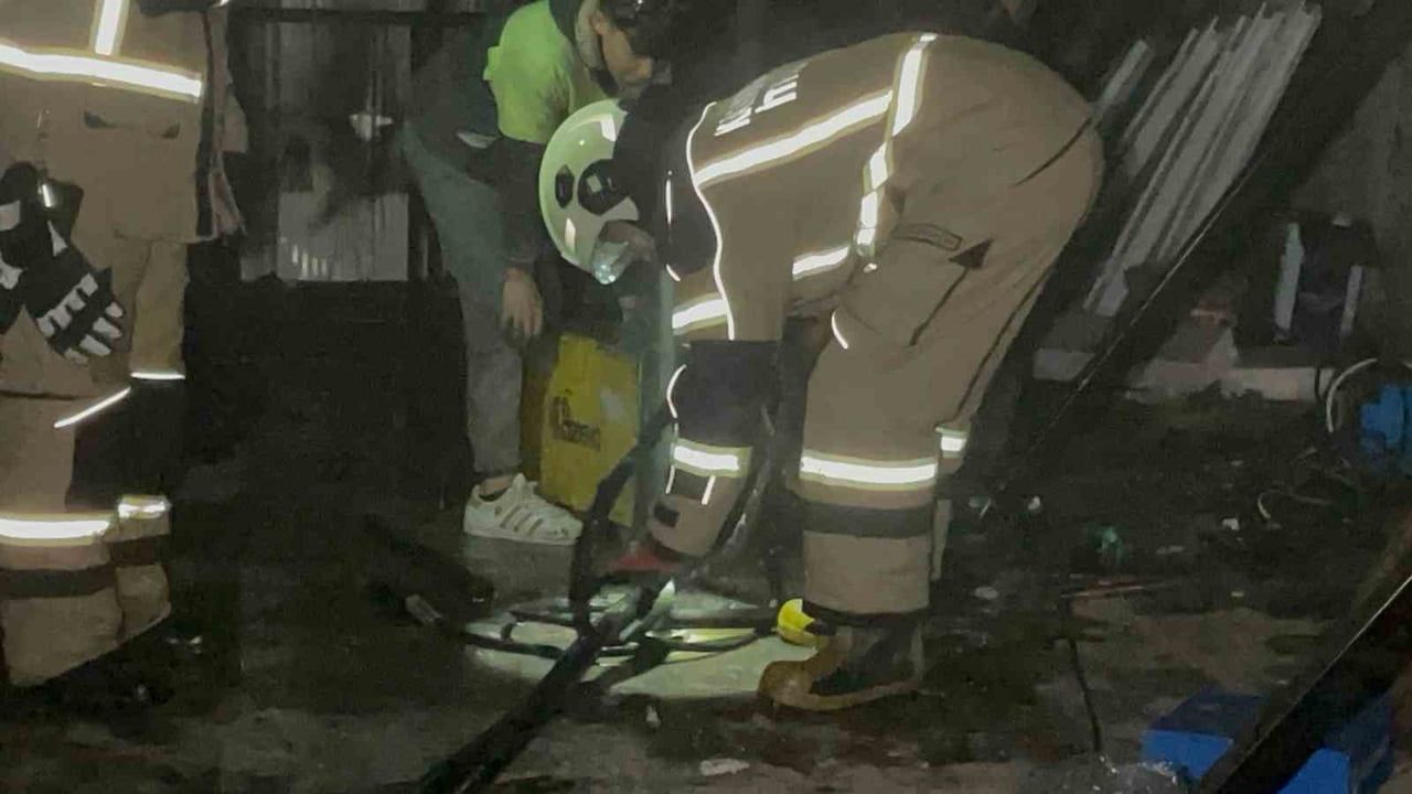 Karaman'da spiral makinesi kıvılcımları köpük panelleri tutuşturdu; itfaiye yangını söndürdü