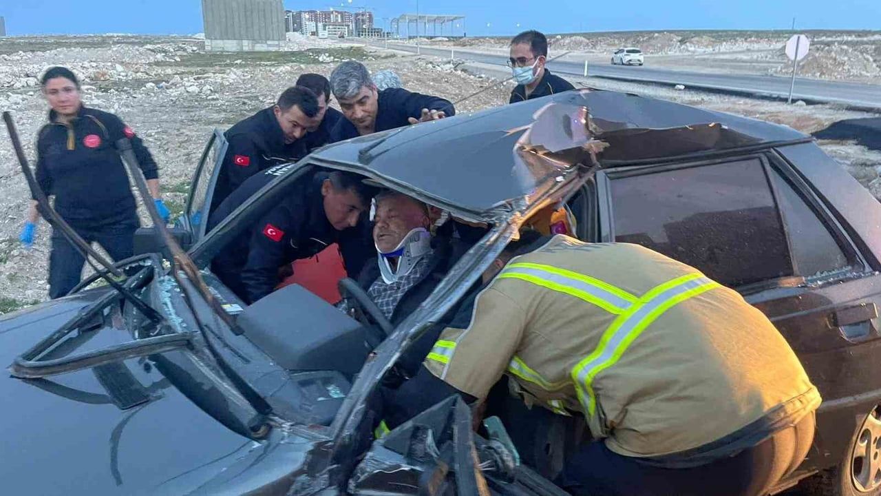 Karaman’da trafik kazası: 3 yaralı, araçta sıkışan karı-koca itfaiye ekiplerince kurtarıldı