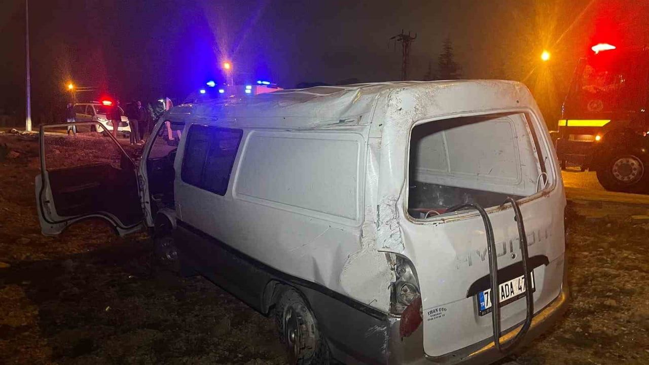 Karaman'da yağışta kayganlaşan yolda panelvan takla attı: Sürücü ve yolcu yaralanmadan kurtuldu