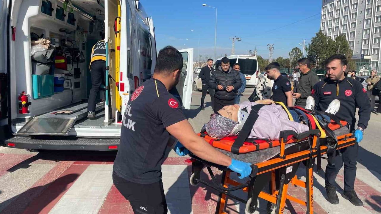 Karaman'da yaya geçidinde çarpma: 19 yaşındaki hemşirelik öğrencisi yaralandı