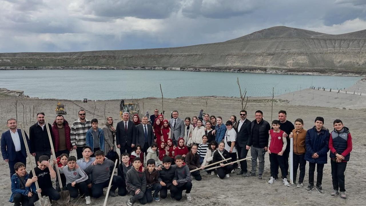 Karapınar'da Acıgöl Çevresinde Ağaçlandırma: ÇEDES Kapsamında Yüzlerce Fidan Dikildi