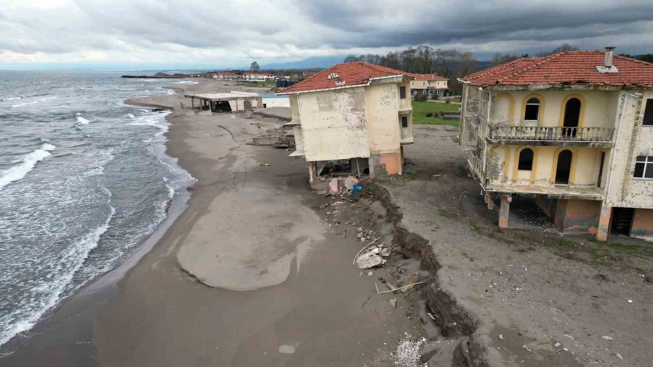 Karasu'da kıyı erozyonu: eski tatil köyündeki villalar çöktü, sahil koruma çalışmaları başladı