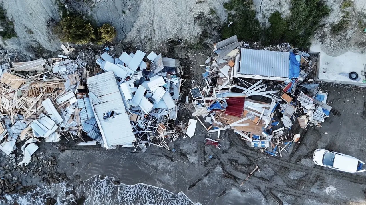 Karataş'ta sahil kenarındaki kaçak yapıların yıkımı sürüyor