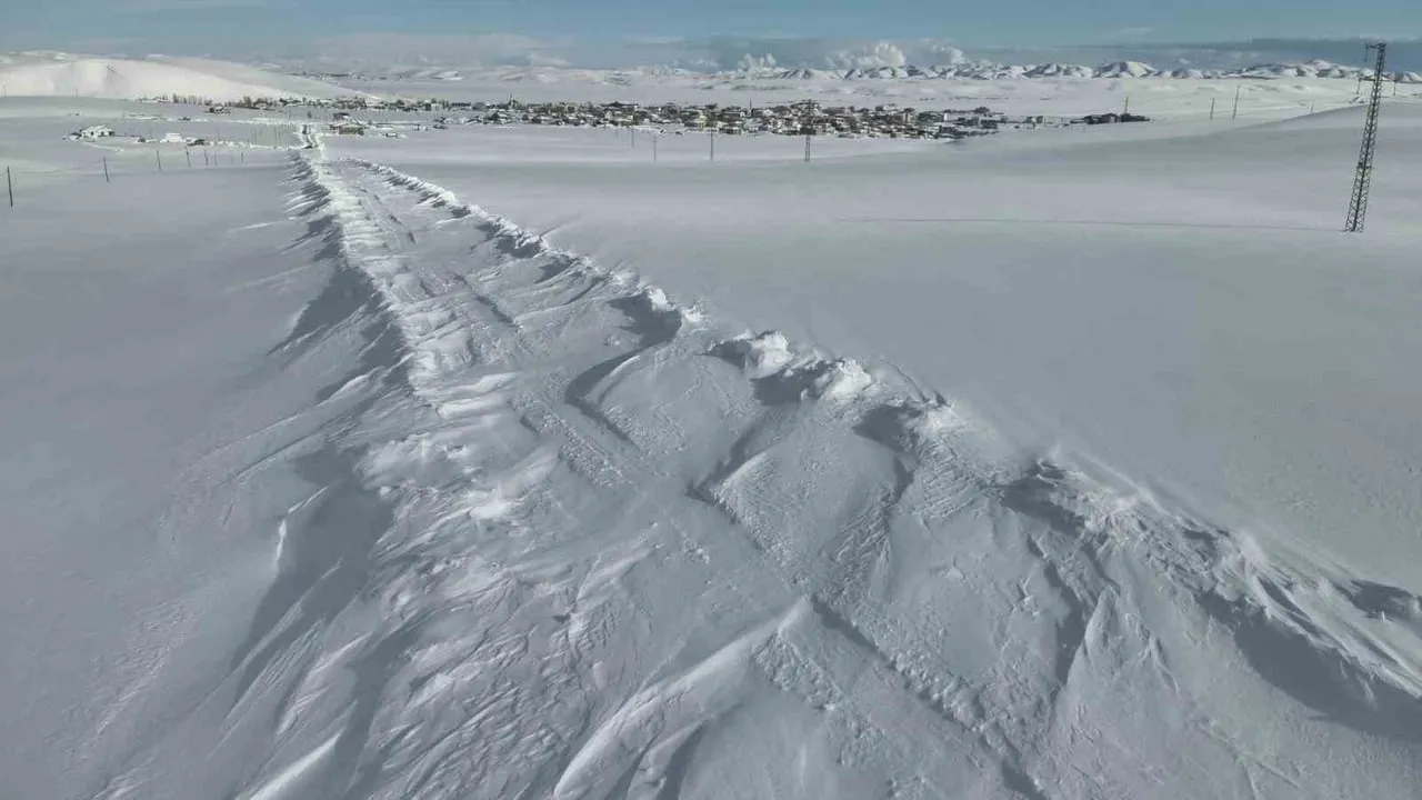 Karayazı'da karla mücadele: Kapalı köy yolları açıldı, öğrenciler okula ulaştı