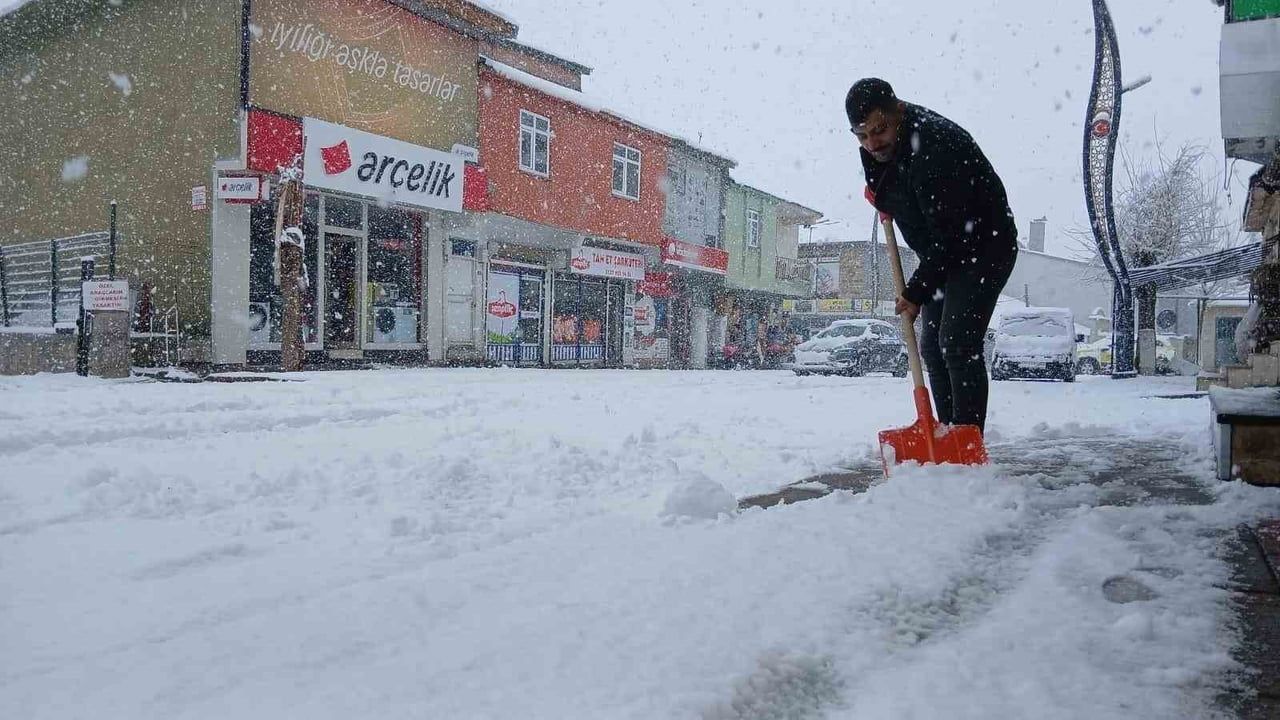 Karlıova Nisan ayında kar yağışıyla beyaza büründü