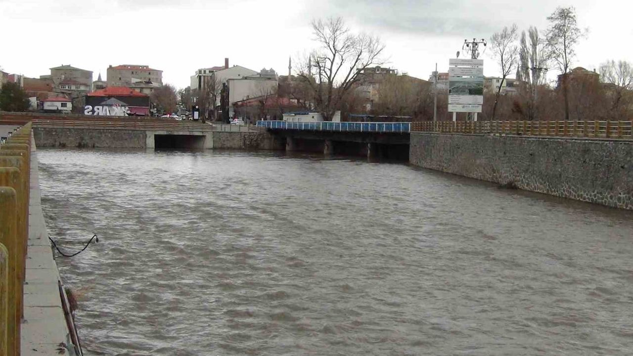 Kars Çayı'nın debisi yükseldi: Kar erimesi ve yağışlar su seviyesini artırdı