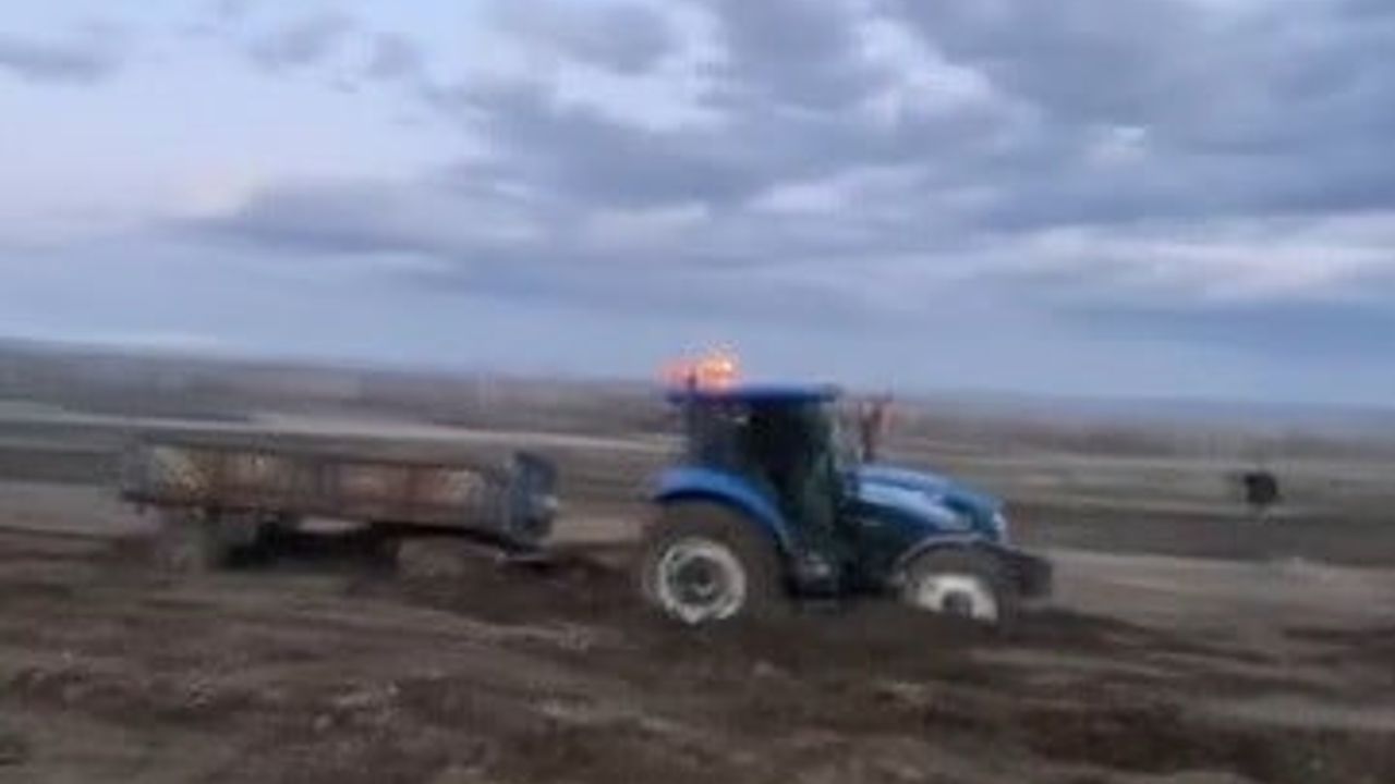 Kars Demirkent’te çamura saplanan traktörler köylülerin çabasıyla kurtarıldı