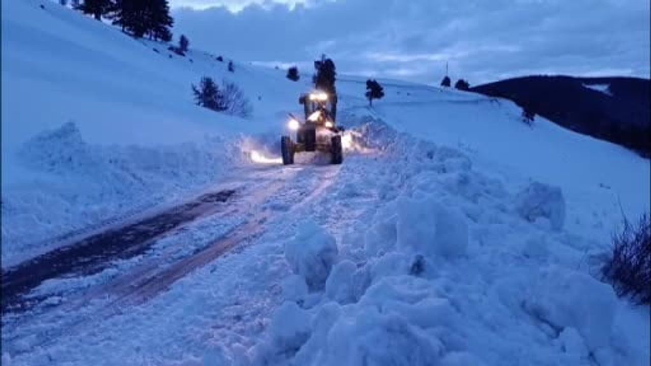Kars’ta 33 köy yolu kar ve tipiden ulaşıma kapandı, ekipler çalışmaları sürdürüyor