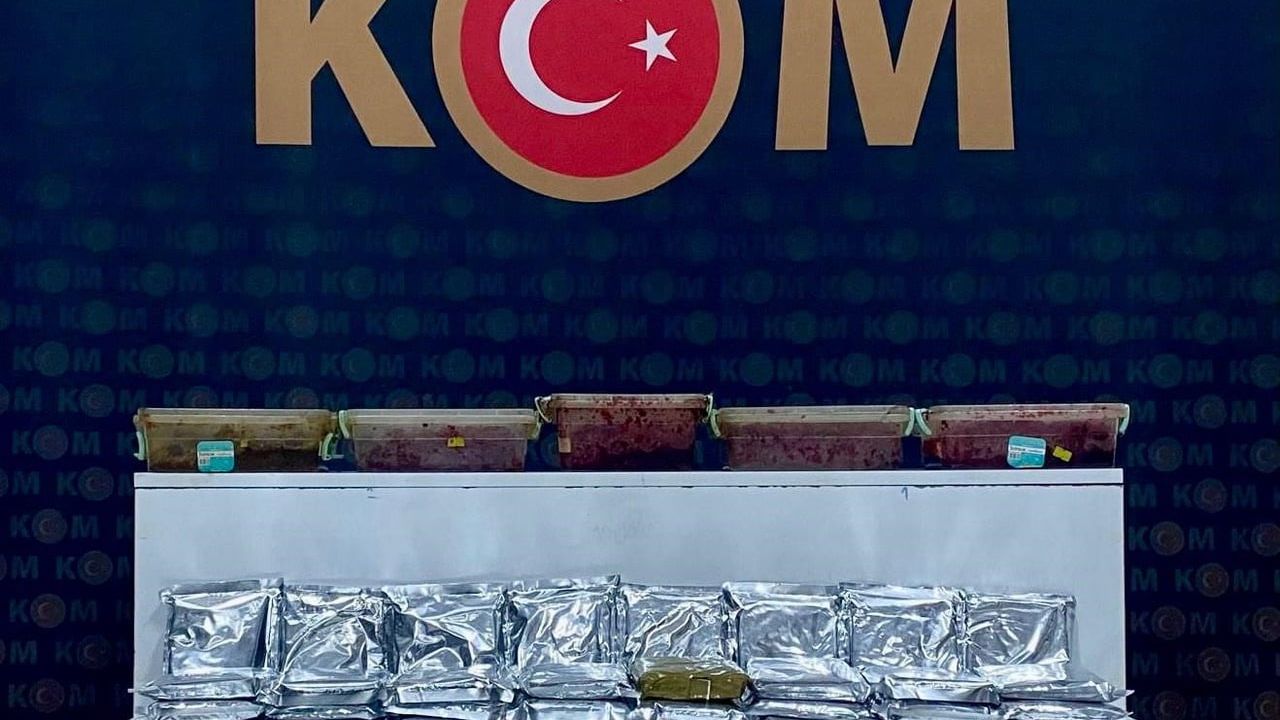 Kars’ta Kaçakçılık Operasyonu: 137 bin 200 Makaron ve Çok Sayıda Tütün Ürünü Ele Geçirildi
