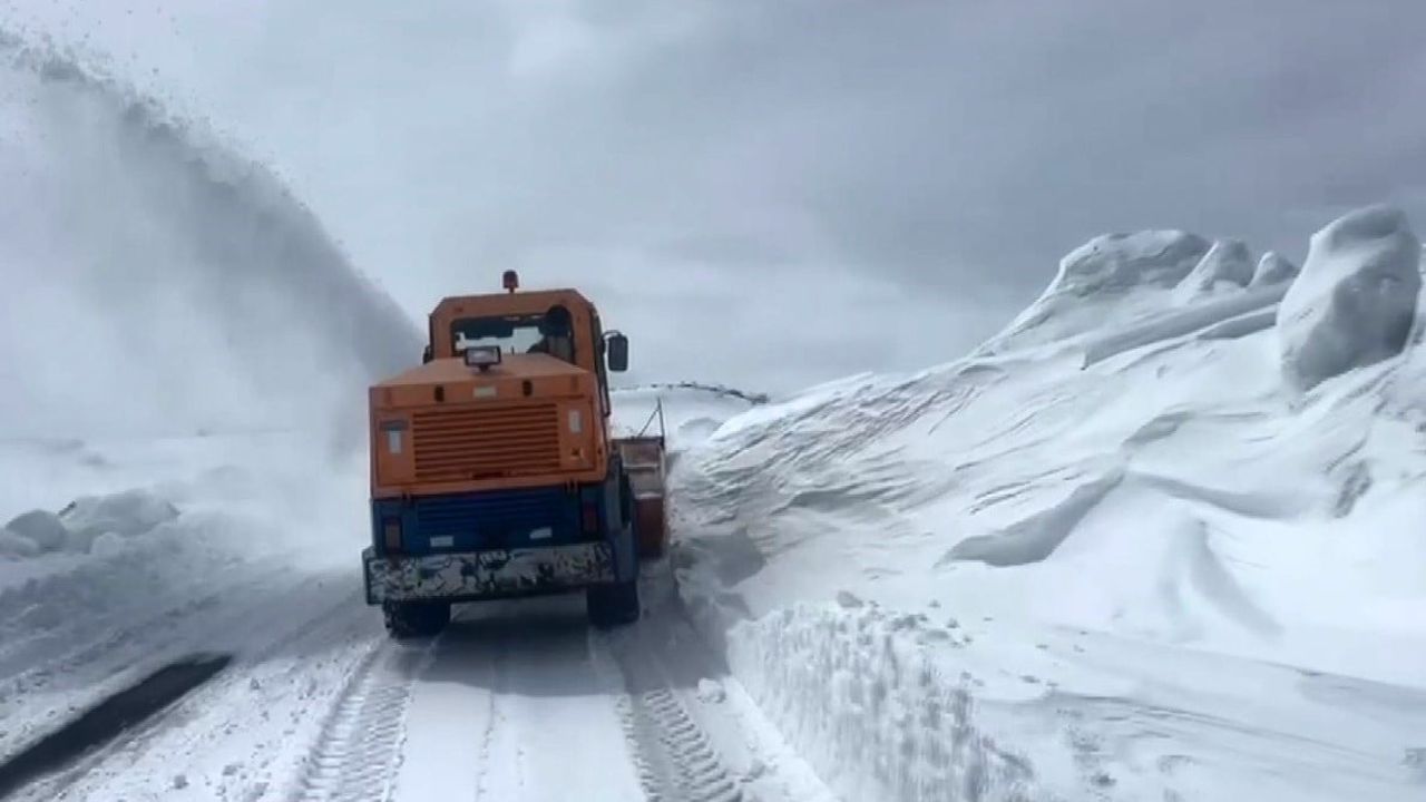 Kars'ta kar ve tipi 33 köy yolunu kapattı; ekipler çalışma başlattı