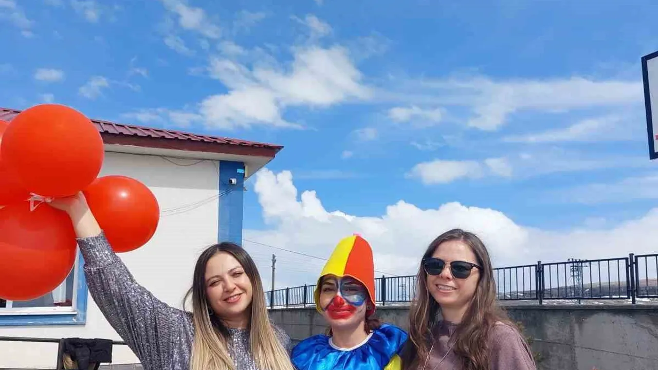 Kars’ta köy okulunda 'okuma bayramı': Öğrenciler tiyatro, şarkı ve dansla sahnede