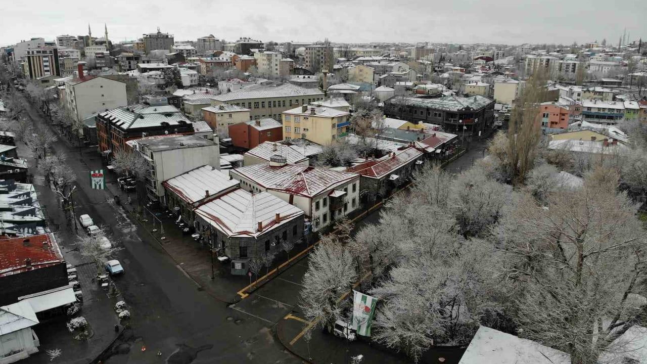 Kars’ta nisan ayında ağaçlar kırağıyla kaplandı; Meteoroloji uyardı