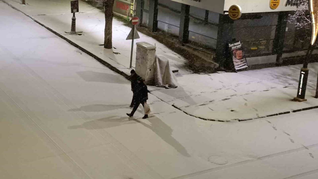 Kars'ta Nisan ayında ani kar: Kent merkezi 5 dakikada beyaza büründü