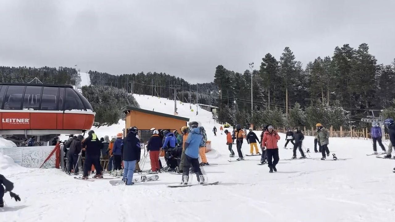 Kars'ta Nisan'da Kayak: Sarıkamış'ta Sezon Baharda da Sürüyor