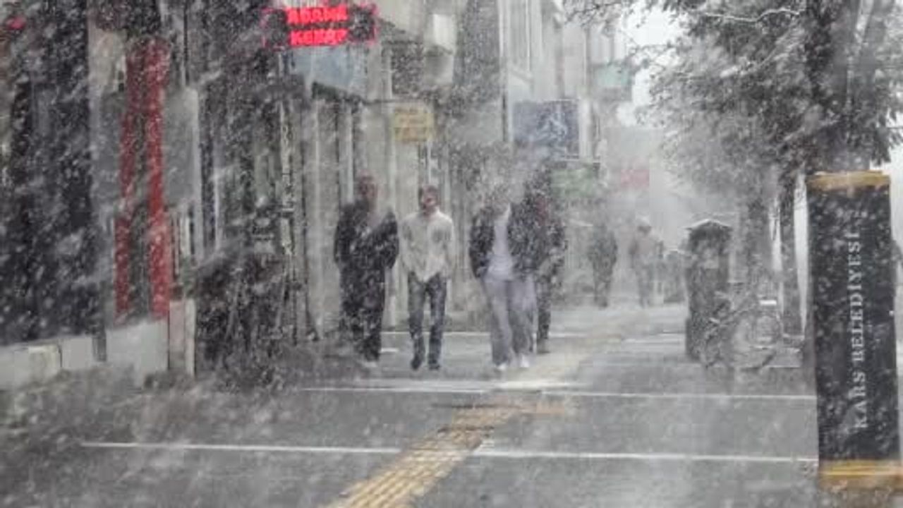 Kars'ta Nisan'da Yoğun Kar Yağışı: Öğleden Sonra Kent Kısa Sürede Beyaza Büründü