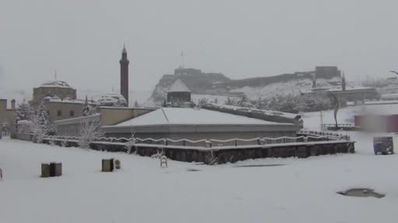 Kars’ta Nisan karı: Kent merkezinde kar kalınlığı yer yer 30 cm’i aştı