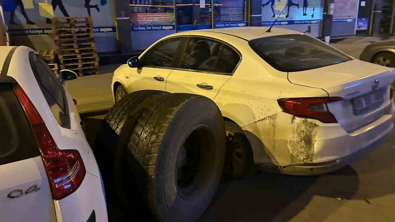 Kars'ta seyir halindeki kamyonun tekeri koptu; park halindeki araçlar zarar gördü