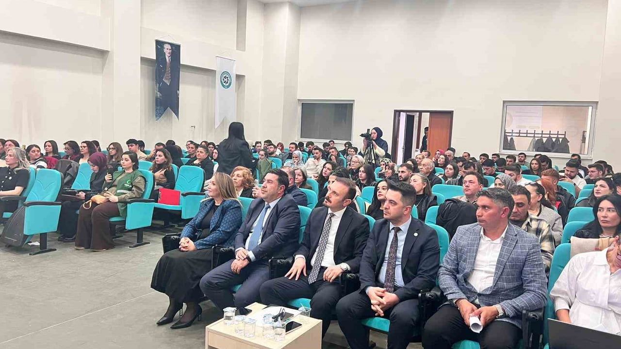 Kars’ta "Zirvede Kadın Var" paneli: Kadın emeği, girişimcilik ve hukuk tartışıldı