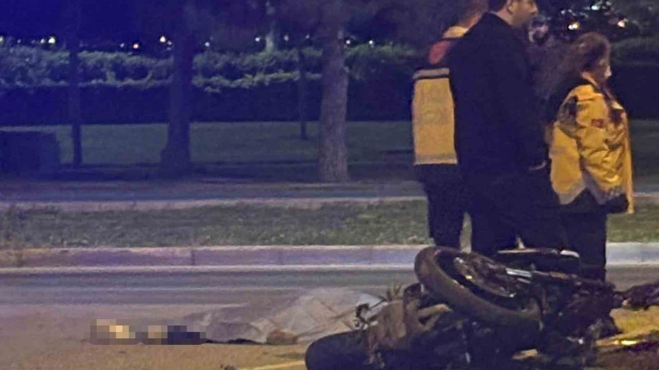 Karşıyaka'da otomobil ile motosiklet çarpıştı: 18 yaşındaki sürücü yaşamını yitirdi