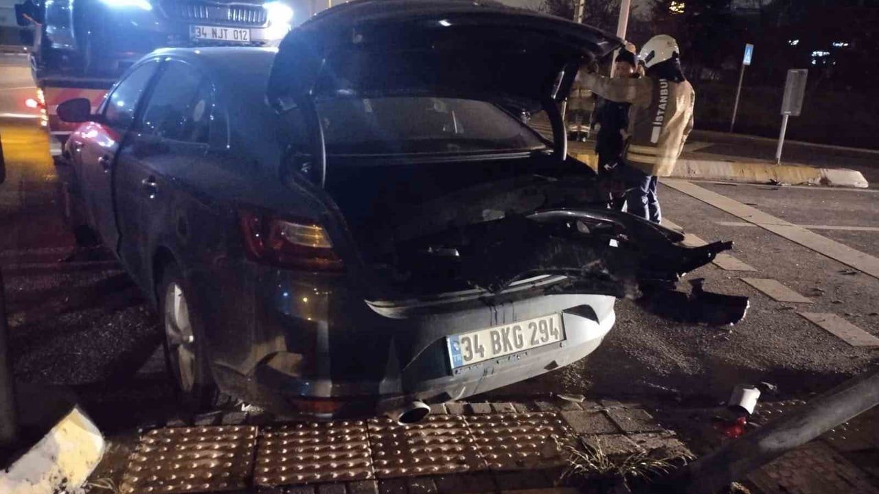 Kartal'da Çanakkale Caddesi'nde iki otomobil çarpıştı: 2 yaralı