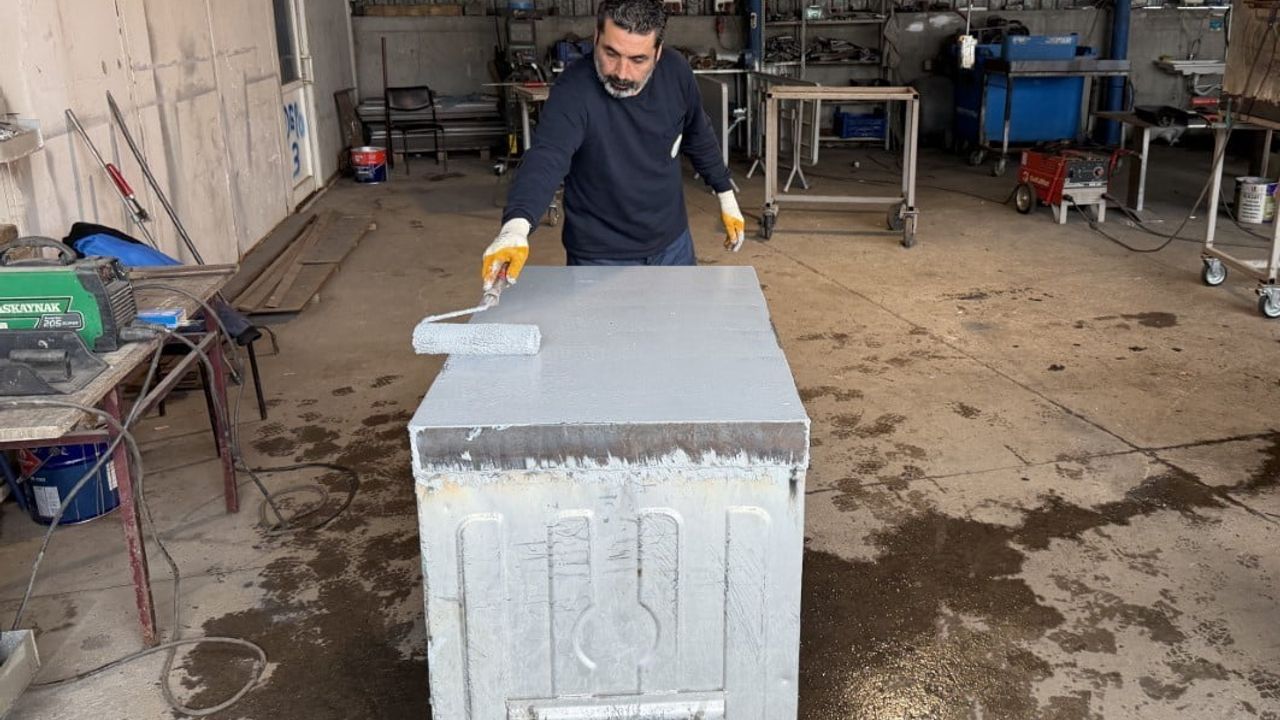 Kartepe’de Eskiyen Çöp Konteynerleri Onarılarak Yeniden Kullanıma Sunuluyor