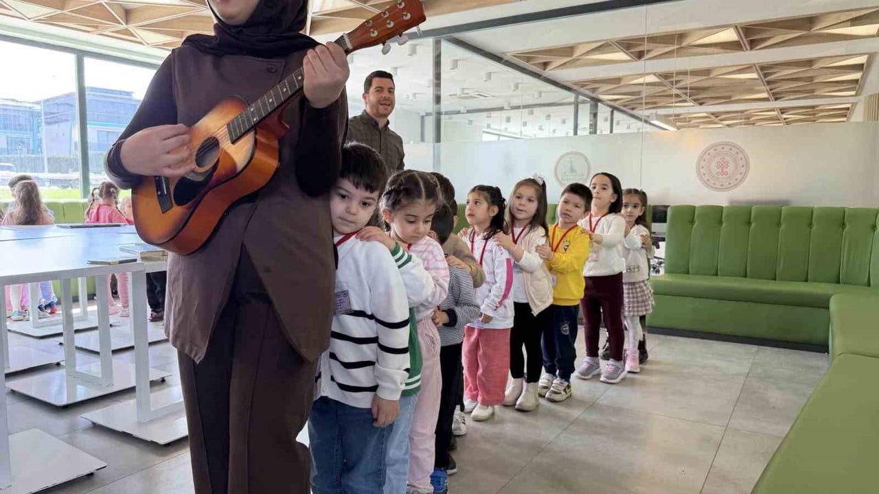 Kartepe'de okul öncesi çocuklar Kütüphaneler Haftası'nı müzikli masallarla kutladı