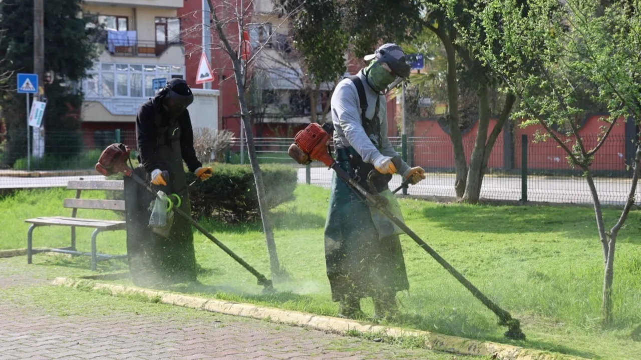 Kartepe’de yeşil alanlarda bakım ve temizlik çalışmaları sürüyor