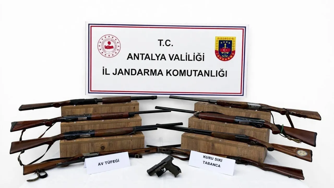 Kaş'ta Jandarma Ruhsatsız Silah Operasyonu: 9 Av Tüfeği ve 1 Kuru Sıkı Tabanca Ele Geçirildi