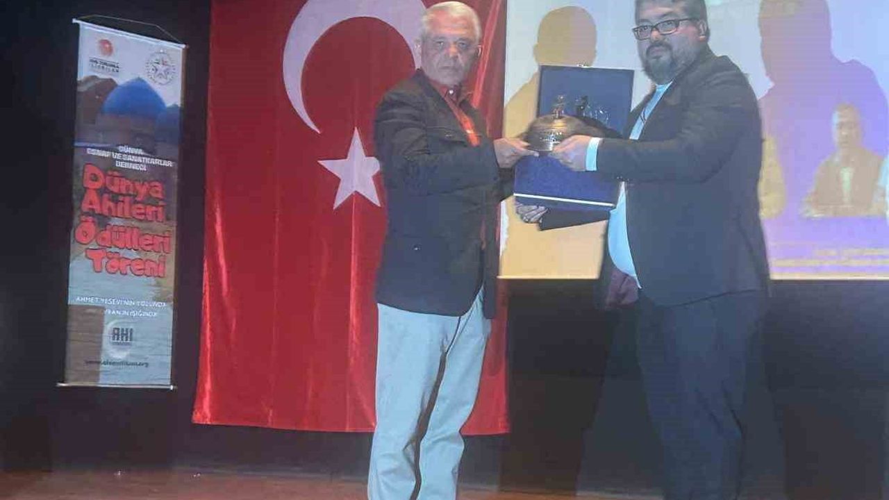 Kasap Halil Usta'nın sahipleri Abdullah ve Yunus Bakışgan'a 2025 Dünya Ahileri Ödülü