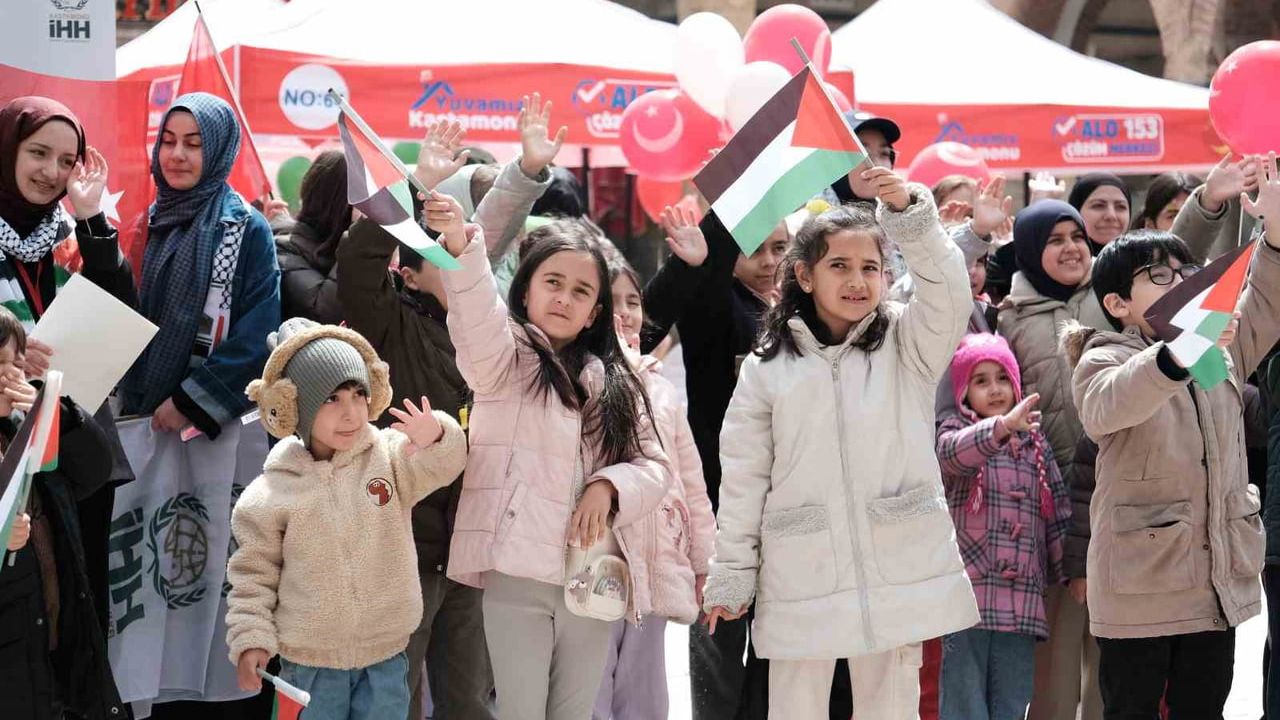 Kastamonu'da çocuklar 'Minik Kalplerden Filistin İçin Umut Balonları' projesiyle mektuplarını gökyüzüne bıraktı