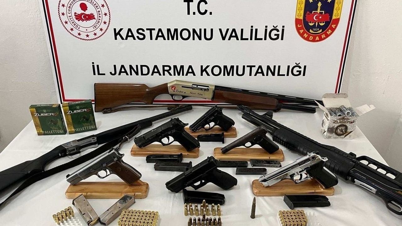Kastamonu'da jandarma operasyonu: Çok sayıda silah ele geçirildi, 7 kişi gözaltında