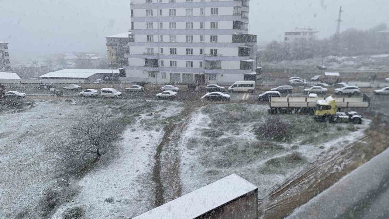 Kastamonu'da Nisan karı: İl merkezini lapa lapa kar kapladı