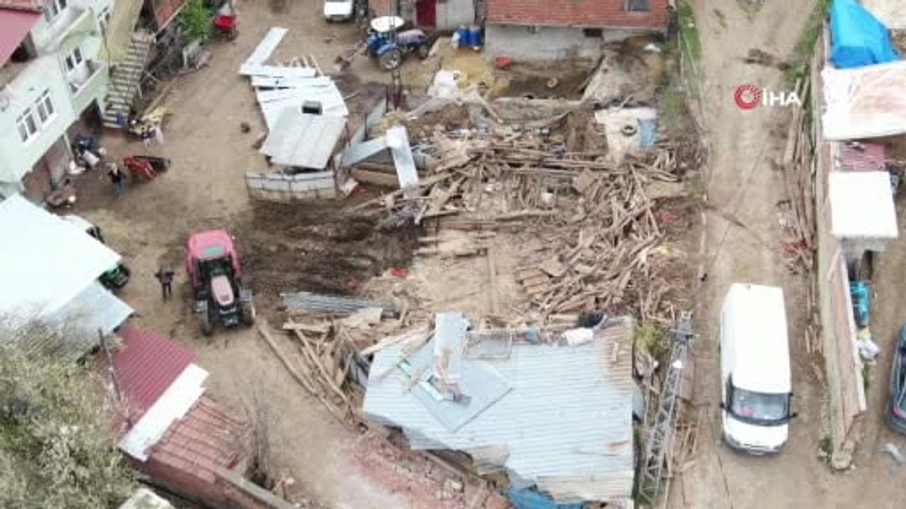 Kastamonu Eşen köyünde fırtına nedeniyle çöken ahırda 4 büyükbaş telef oldu, 8'i kurtarıldı
