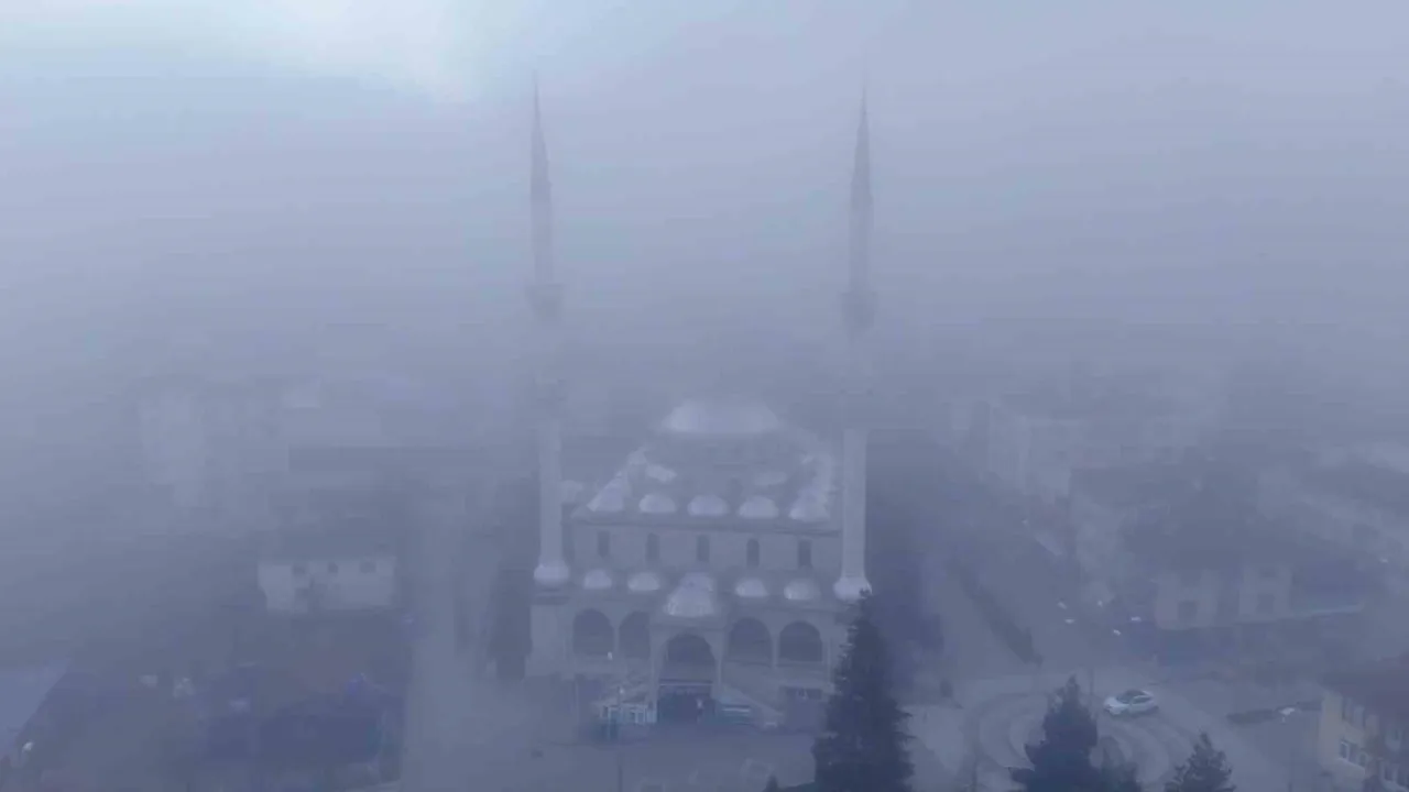 Kastamonu İhsangazi'de Yoğun Sis Görüş Mesafesini 30 Metreye Düşürdü