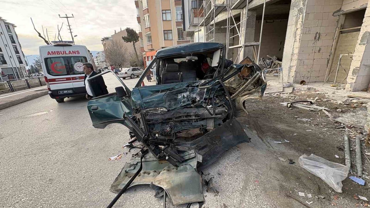 Kastamonu’nun Tosya ilçesinde ekmek taşıyan minibüs ve kamyonet çarpıştı: 3 yaralı
