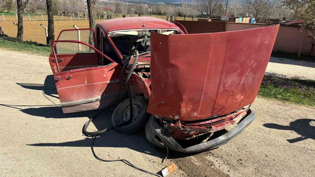 Kastamonu Taşköprü'de Kavşak Kazası: 3 Yaralı