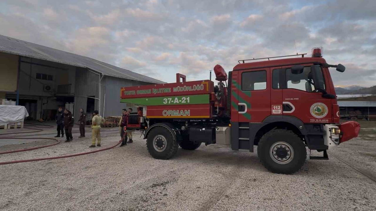 Kastamonu Tosya'da Filterteks fabrikasında yangın kontrol altına alındı